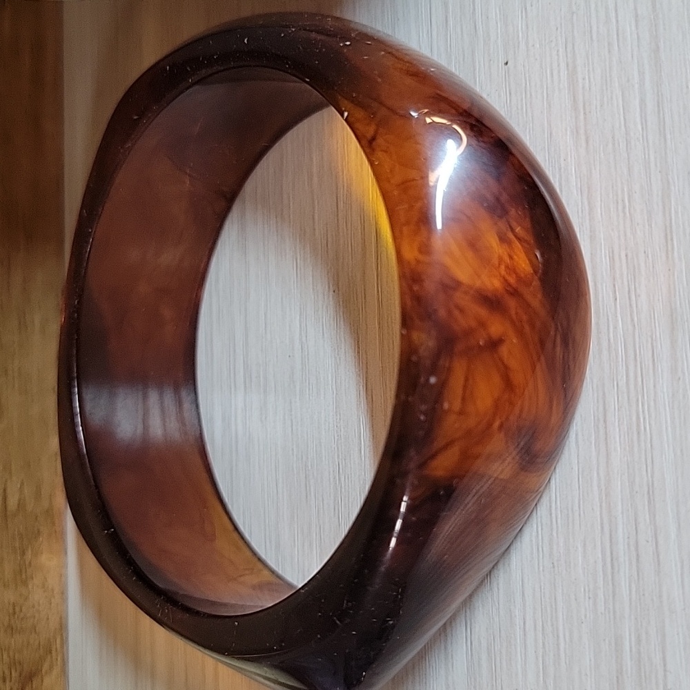 AMBER SWIRL GEO BANGLE BRACELET, METAL FREE